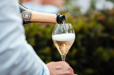 Miniature Location salle Marcq-en-Baroeul (Nord) - Mercure Lille Marcq en Baroeul #13 Salle de conférence avec des rangées de chaises colorées face à un écran de projection allumé.