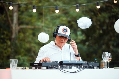 Miniature Location salle Marcq-en-Baroeul (Nord) - Mercure Lille Marcq en Baroeul #14 Salle de conférence avec des rangées de chaises colorées face à un écran de projection allumé.