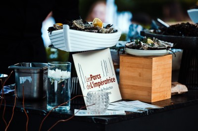 Miniature Location salle Marcq-en-Baroeul (Nord) - Mercure Lille Marcq en Baroeul #15 Salle de conférence avec des rangées de chaises colorées face à un écran de projection allumé.