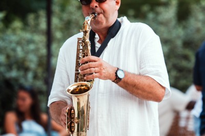 Miniature Location salle Marcq-en-Baroeul (Nord) - Mercure Lille Marcq en Baroeul #16 Salle de conférence avec des rangées de chaises colorées face à un écran de projection allumé.