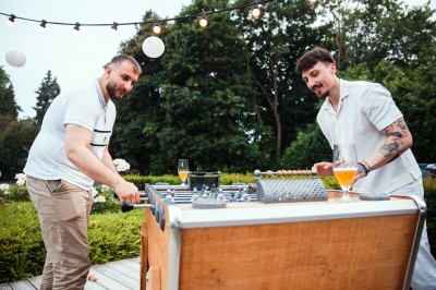 Miniature Location salle Marcq-en-Baroeul (Nord) - Mercure Lille Marcq en Baroeul #19 Salle de conférence avec des rangées de chaises colorées face à un écran de projection allumé.