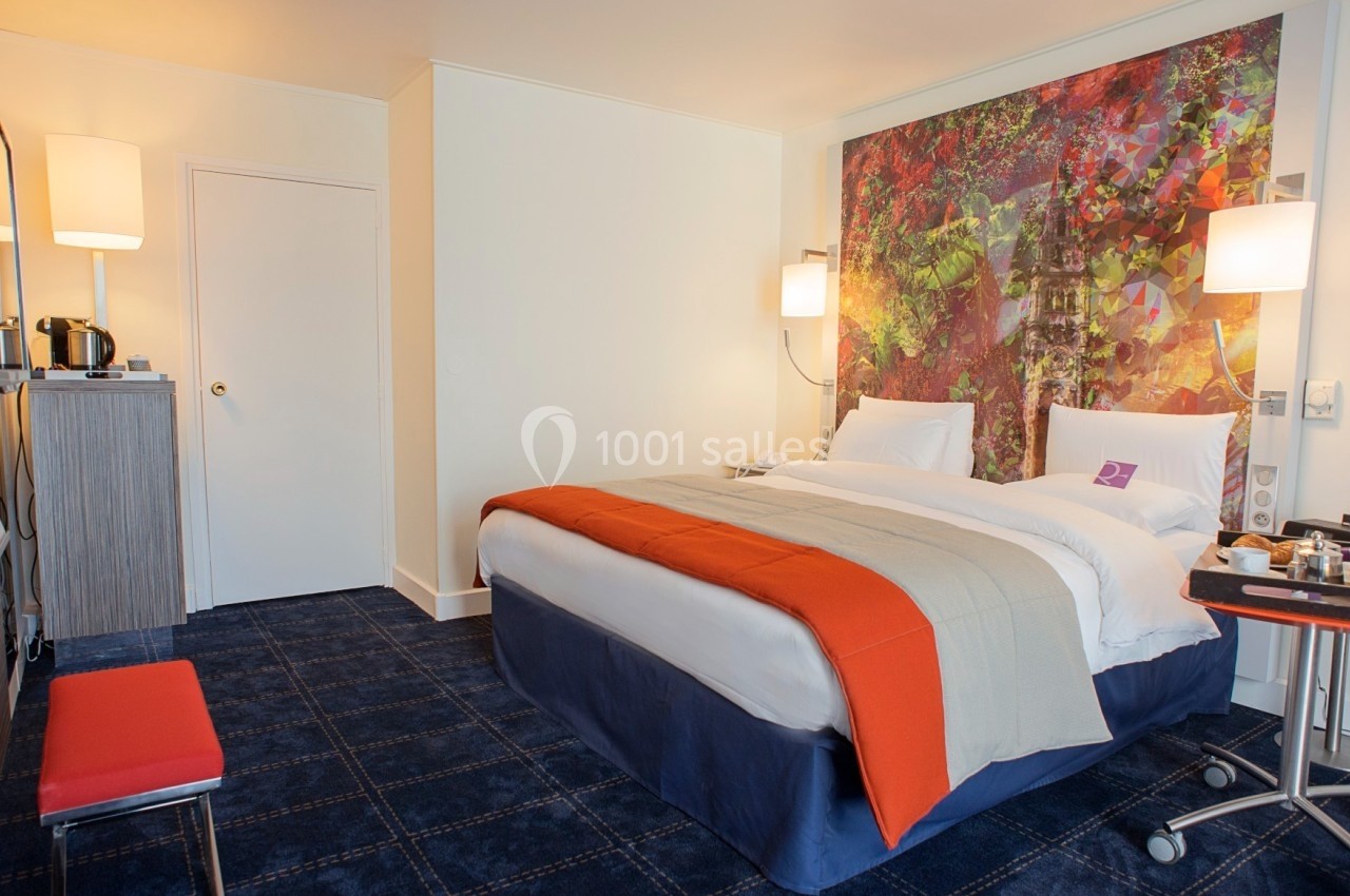 Location salle Marcq-en-Baroeul (Nord) - Mercure Lille Marcq en Baroeul #20 Chambre d'hôtel avec lit double, décoration colorée au mur, éclairage doux et mobilier moderne.