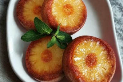 Miniature Traiteur Le Fuilet (Maine-et-Loire) - Matahiapo Food #11 Tranches d'ananas caramélisées disposées sur un plat blanc, décorées de feuilles de menthe fraîche.