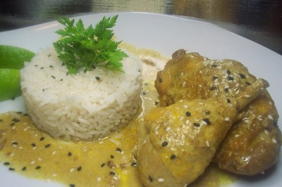 Miniature Traiteur Le Fuilet (Maine-et-Loire) - Matahiapo Food #3 Tranches d'ananas caramélisées disposées sur un plat blanc, décorées de feuilles de menthe fraîche.