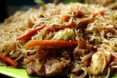 Miniature Traiteur Le Fuilet (Maine-et-Loire) - Matahiapo Food #4 Tranches d'ananas caramélisées disposées sur un plat blanc, décorées de feuilles de menthe fraîche.