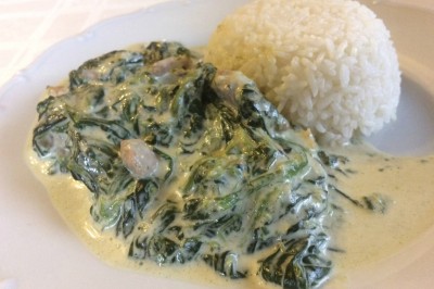 Miniature Traiteur Le Fuilet (Maine-et-Loire) - Matahiapo Food #5 Tranches d'ananas caramélisées disposées sur un plat blanc, décorées de feuilles de menthe fraîche.