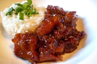 Miniature Traiteur Le Fuilet (Maine-et-Loire) - Matahiapo Food #6 Tranches d'ananas caramélisées disposées sur un plat blanc, décorées de feuilles de menthe fraîche.