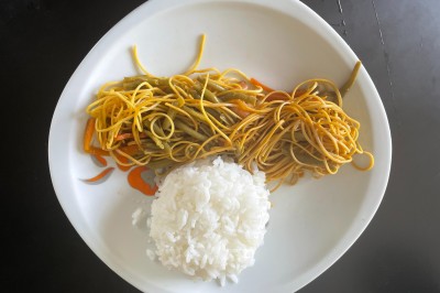 Miniature Traiteur Le Fuilet (Maine-et-Loire) - Matahiapo Food #2 Tranches d'ananas caramélisées disposées sur un plat blanc, décorées de feuilles de menthe fraîche.
