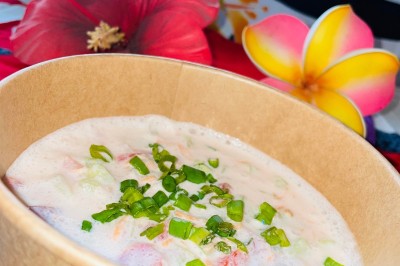 Miniature Traiteur Le Fuilet (Maine-et-Loire) - Matahiapo Food #7 Tranches d'ananas caramélisées disposées sur un plat blanc, décorées de feuilles de menthe fraîche.