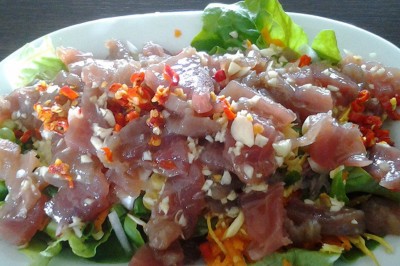 Miniature Traiteur Le Fuilet (Maine-et-Loire) - Matahiapo Food #8 Tranches d'ananas caramélisées disposées sur un plat blanc, décorées de feuilles de menthe fraîche.