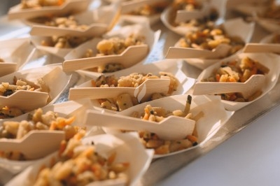 Miniature Traiteur Lentilly (Rhône) - Les Jumeaux Authentiques #9 Portions individuelles de salade de pâtes aux légumes servies dans des coupelles en bois avec des mini-fourchettes.