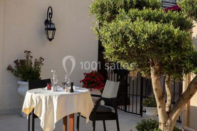 Sculpture moderne d'un taureau noir aux cornes longues et rouges, avec une posture dynamique et stylisée.