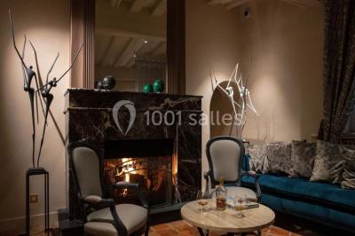 Sculpture moderne d'un taureau noir aux cornes longues et rouges, avec une posture dynamique et stylisée.