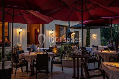 Sculpture moderne d'un taureau noir aux cornes longues et rouges, avec une posture dynamique et stylisée.