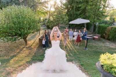 Sculpture moderne d'un taureau noir aux cornes longues et rouges, avec une posture dynamique et stylisée.