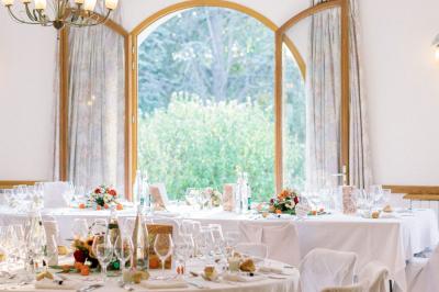 Sculpture moderne d'un taureau noir aux cornes longues et rouges, avec une posture dynamique et stylisée.