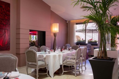 Sculpture moderne d'un taureau noir aux cornes longues et rouges, avec une posture dynamique et stylisée.