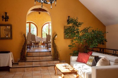 Sculpture moderne d'un taureau noir aux cornes longues et rouges, avec une posture dynamique et stylisée.