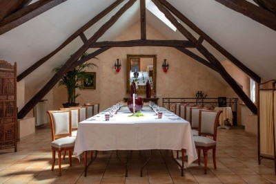 Sculpture moderne d'un taureau noir aux cornes longues et rouges, avec une posture dynamique et stylisée.