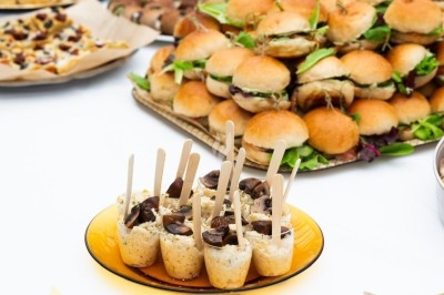 Assiette de magret de canard tranché sur purée de patates douces, garnie de persil et accompagnée d'une sauce.