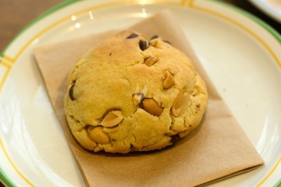 Assiette de magret de canard tranché sur purée de patates douces, garnie de persil et accompagnée d'une sauce.