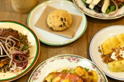 Assiette de magret de canard tranché sur purée de patates douces, garnie de persil et accompagnée d'une sauce.