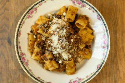 Assiette de magret de canard tranché sur purée de patates douces, garnie de persil et accompagnée d'une sauce.
