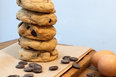 Assiette de magret de canard tranché sur purée de patates douces, garnie de persil et accompagnée d'une sauce.