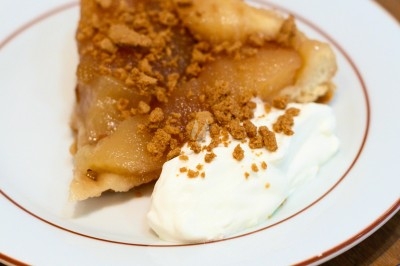 Assiette de magret de canard tranché sur purée de patates douces, garnie de persil et accompagnée d'une sauce.