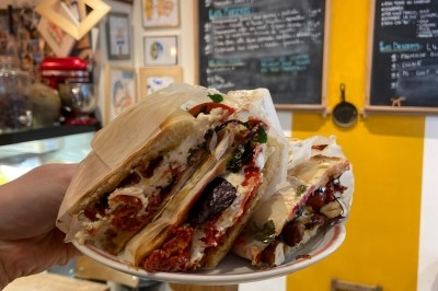 Assiette de magret de canard tranché sur purée de patates douces, garnie de persil et accompagnée d'une sauce.