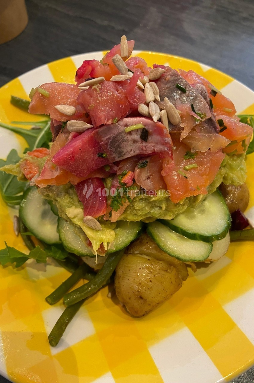 Assiette colorée avec légumes, pommes de terre, avocat, saumon fumé, betteraves et graines de tournesol.
