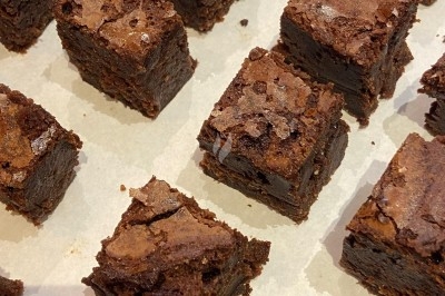 Assiette de magret de canard tranché sur purée de patates douces, garnie de persil et accompagnée d'une sauce.