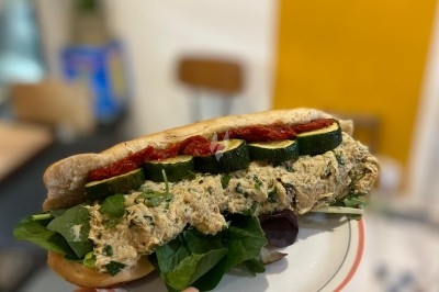 Assiette de magret de canard tranché sur purée de patates douces, garnie de persil et accompagnée d'une sauce.