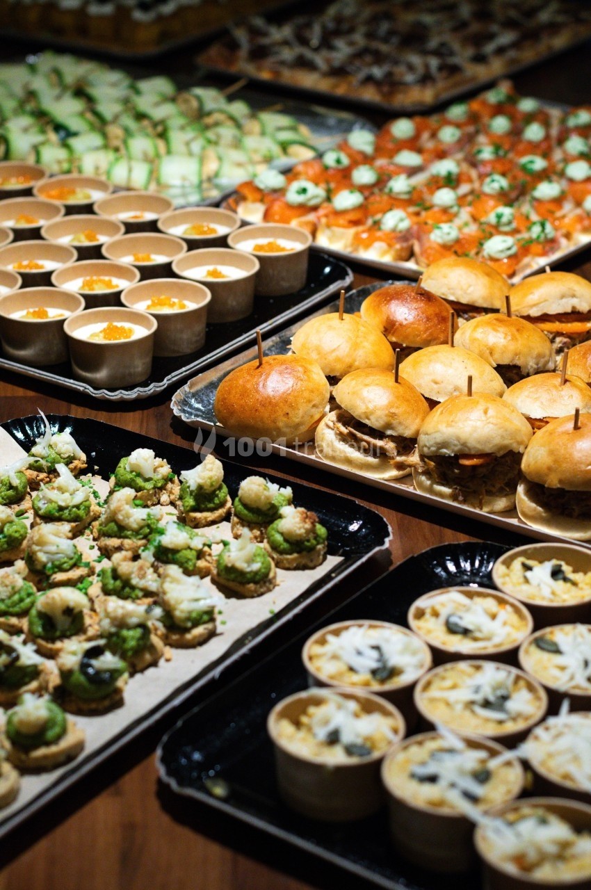 Plateaux variés de bouchées apéritives comprenant mini-burgers, verrines, sushis et autres amuse-bouches.