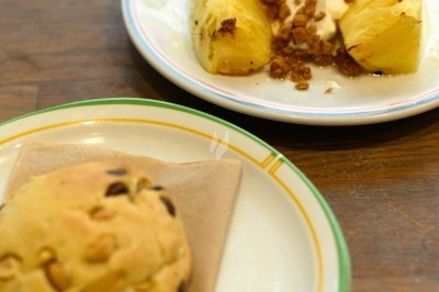 Assiette de magret de canard tranché sur purée de patates douces, garni de persil et accompagné d'une sauce.