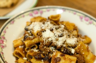 Assiette de magret de canard tranché sur purée de patates douces, garni de persil et accompagné d'une sauce.