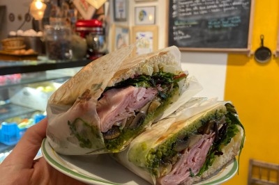 Assiette de magret de canard tranché sur purée de patates douces, garni de persil et accompagné d'une sauce.