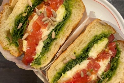 Assiette de magret de canard tranché sur purée de patates douces, garni de persil et accompagné d'une sauce.