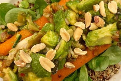 Assiette de magret de canard tranché sur purée de patates douces, garni de persil et accompagné d'une sauce.