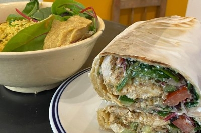 Assiette de magret de canard tranché sur purée de patates douces, garni de persil et accompagné d'une sauce.