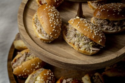 Miniature Traiteur Paris 17 (Paris) - Rivk Paris #7 Assortiment de bouchées apéritives avec blinis au saumon et mini-sandwichs garnis d'œufs de poisson et de crème.