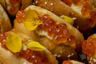 Miniature Traiteur Paris 17 (Paris) - Rivk Paris #5 Assortiment de bouchées apéritives avec blinis au saumon et mini-sandwichs garnis d'œufs de poisson et de crème.