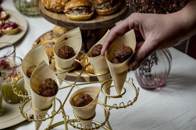 Assortiment de bouchées apéritives avec blinis au saumon et caviar, et mini-sandwichs garnis de crème et œufs de poisson.