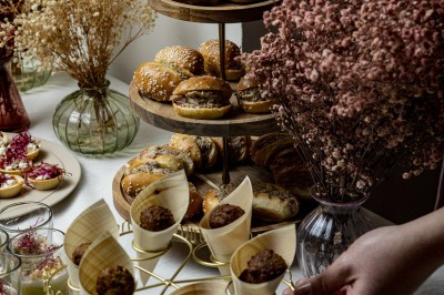 Assortiment de bouchées apéritives avec blinis au saumon et caviar, et mini-sandwichs garnis de crème et œufs de poisson.