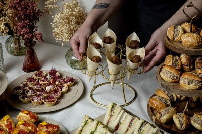 Assortiment de bouchées apéritives avec blinis au saumon et caviar, et mini-sandwichs garnis de crème et œufs de poisson.
