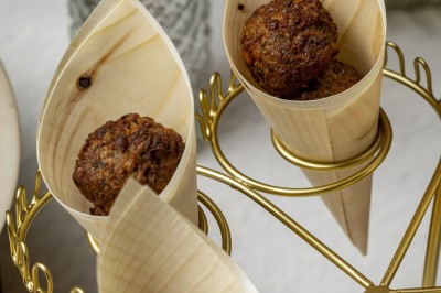 Assortiment de bouchées apéritives avec blinis au saumon et caviar, et mini-sandwichs garnis de crème et œufs de poisson.