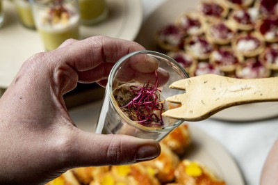 Assortiment de bouchées apéritives avec blinis au saumon et caviar, et mini-sandwichs garnis de crème et œufs de poisson.