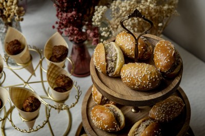 Assortiment de bouchées apéritives avec blinis au saumon et caviar, et mini-sandwichs garnis de crème et œufs de poisson.
