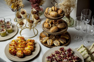 Assortiment de bouchées apéritives avec blinis au saumon et caviar, et mini-sandwichs garnis de crème et œufs de poisson.