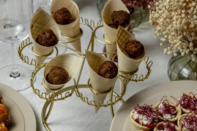 Assortiment de bouchées apéritives avec blinis au saumon et caviar, et mini-sandwichs garnis de crème et œufs de poisson.